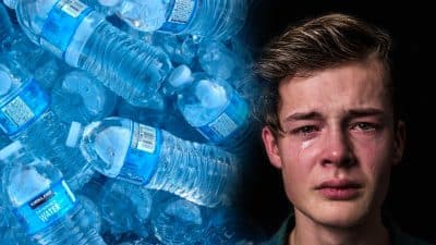 En vacances à l’étranger, il boit de l’eau en bouteille, sa vie va basculer