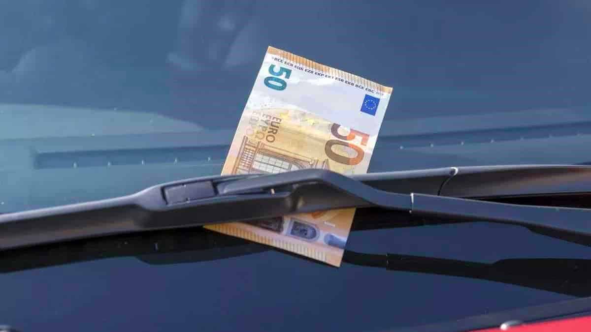 L’arnaque aux billets de 50 euros fait rage auprès des automobilistes, la police lance l’alerte