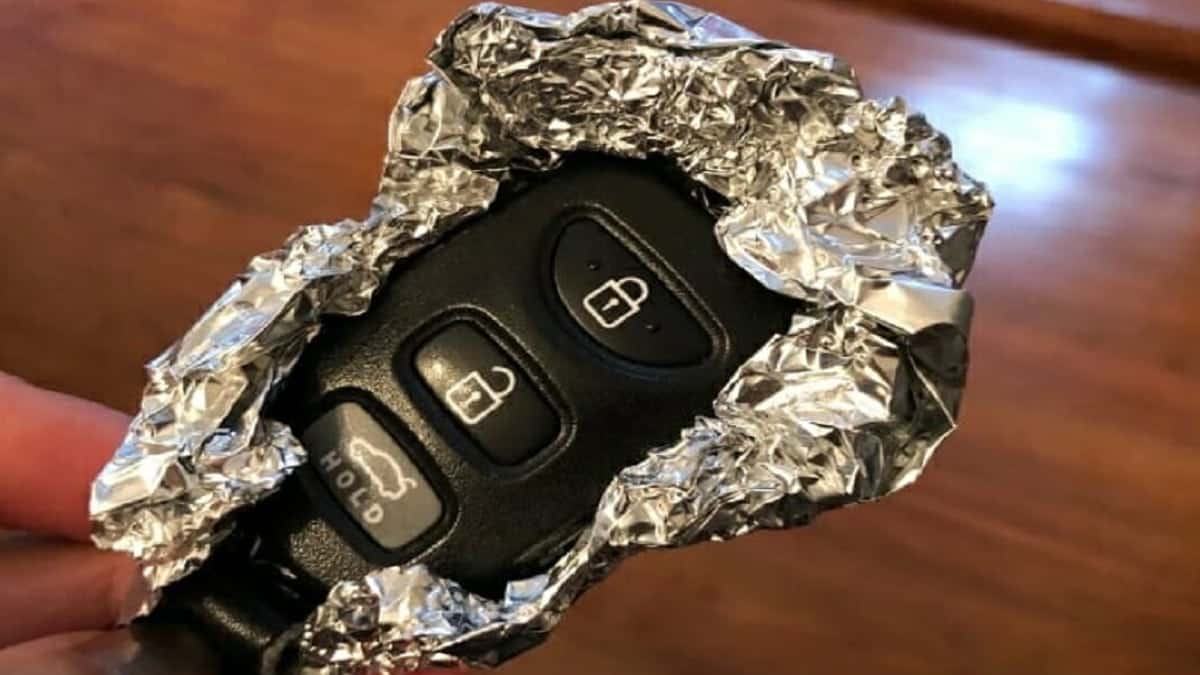 Automobilistes : pourquoi vous devriez mettre vos clés de voiture dans du papier alu selon un policier