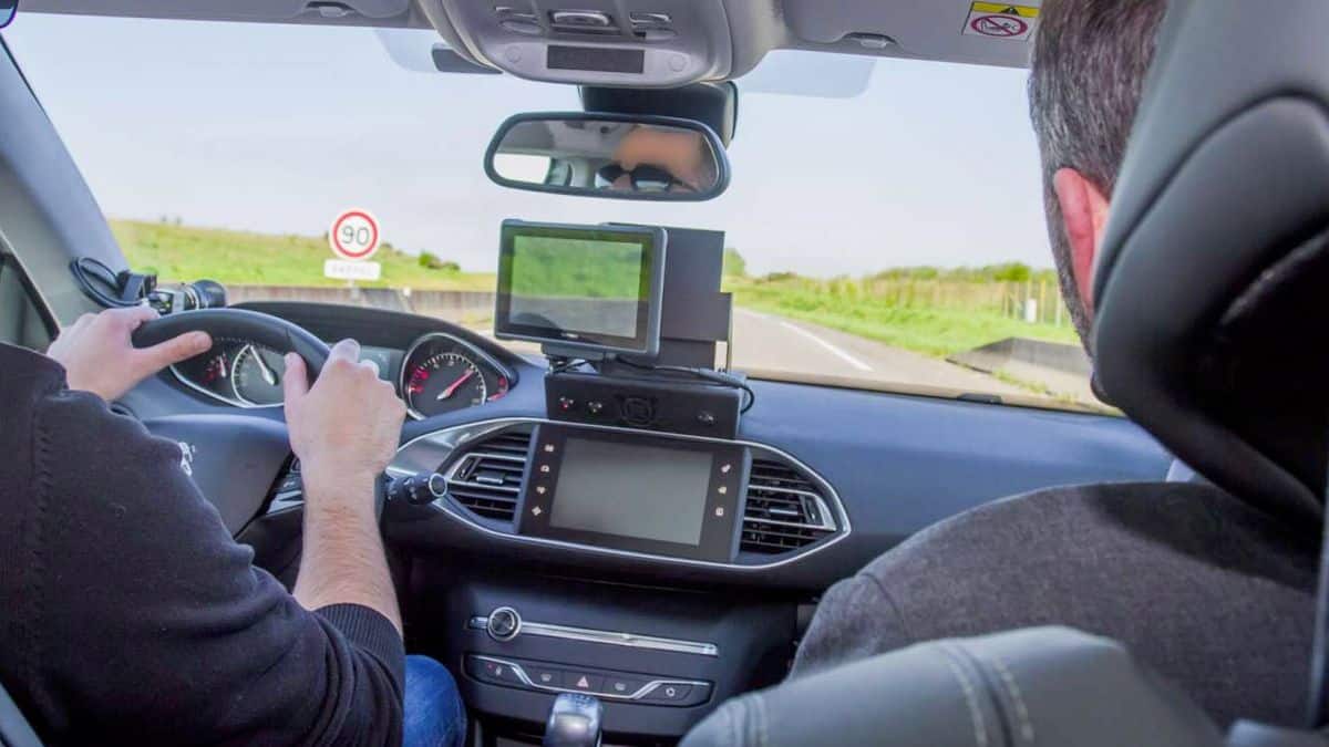 Emplois : conduire une voiture radar privatisée pour 1 400 € en CDI, un job de rêve à ne pas rater