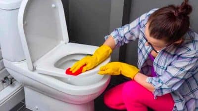 Les 3 pires erreurs que beaucoup font lorsqu’ils nettoient leurs toilettes, elles sont fatales