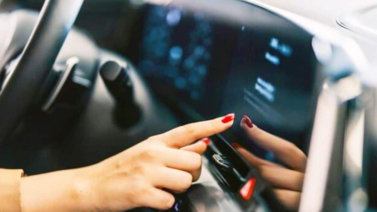 Automobilistes : ce geste anodin sur l'écran tactile de votre voiture peut vous coûter très cher