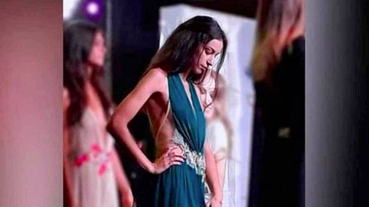 À l’âge de 18 ans, elle soulève sa robe lors de la finale Miss Italie, le public est sidéré