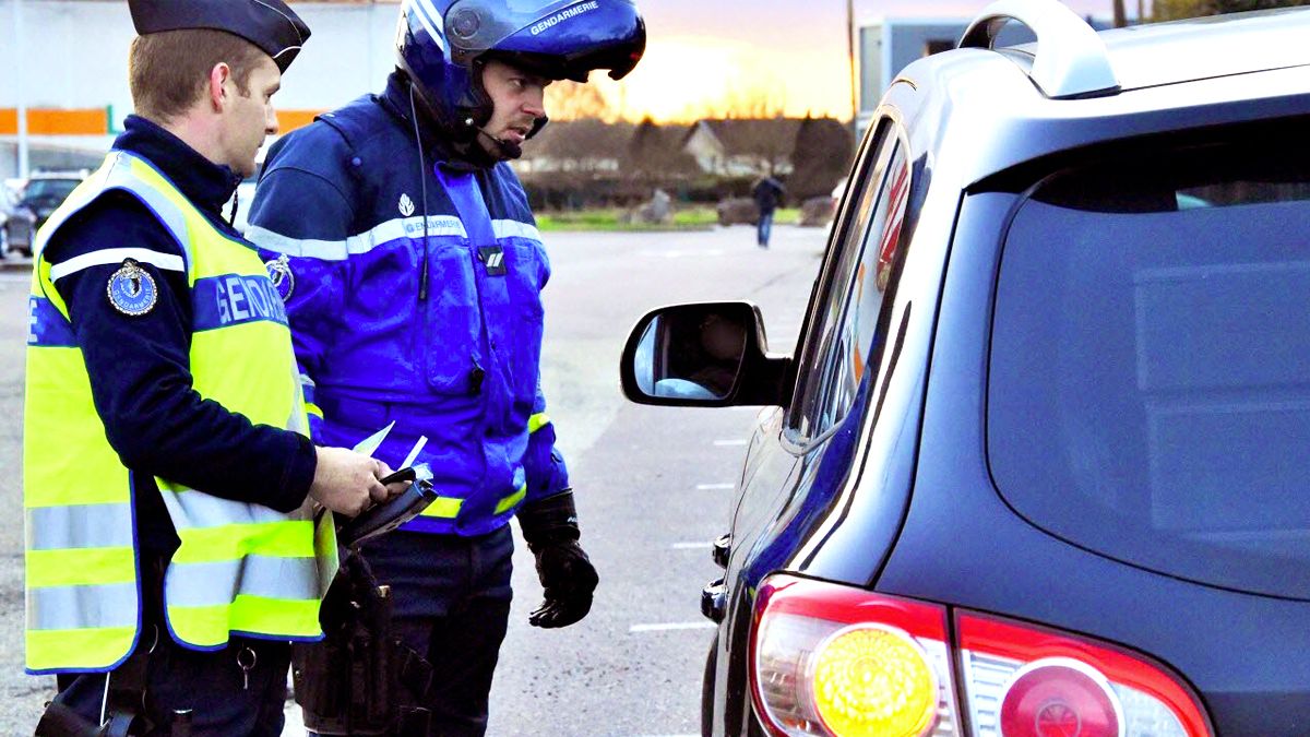 Automobilistes : personne ne le sait, pourtant même à l’arrêt, c’est illégal, l’amende est lourde