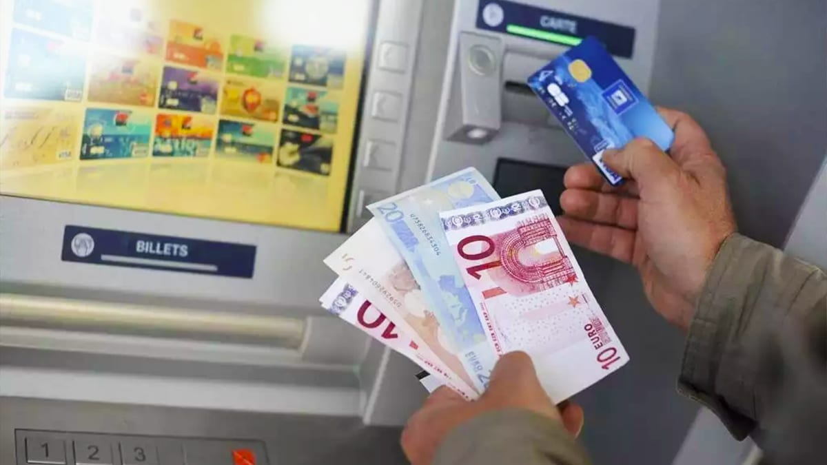 Cette arnaque redoutable aux distributeurs automatiques qui cible les personnes âgées en France fait de gros dégâts