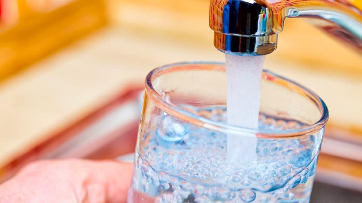 Ces villes où l'eau du robinet n'est plus potable, une distribution de bouteilles d'eau prévues