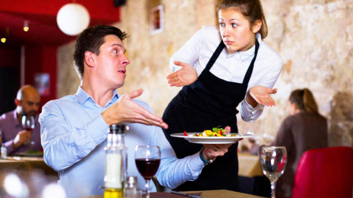 Ce terrible geste que tout le monde fait au restaurant est à bannir absolument selon des experts