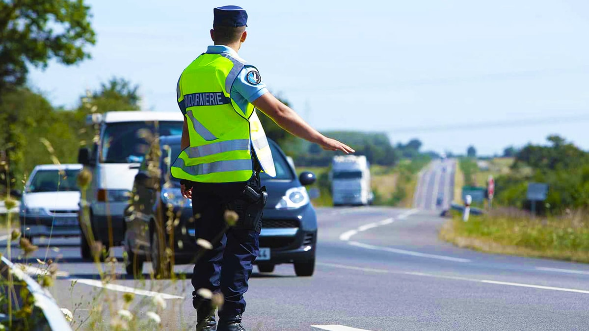 Ils perdent 3000 € sur le bord de la route, cette arnaque qui vise les automobilistes fait rage comme jamais
