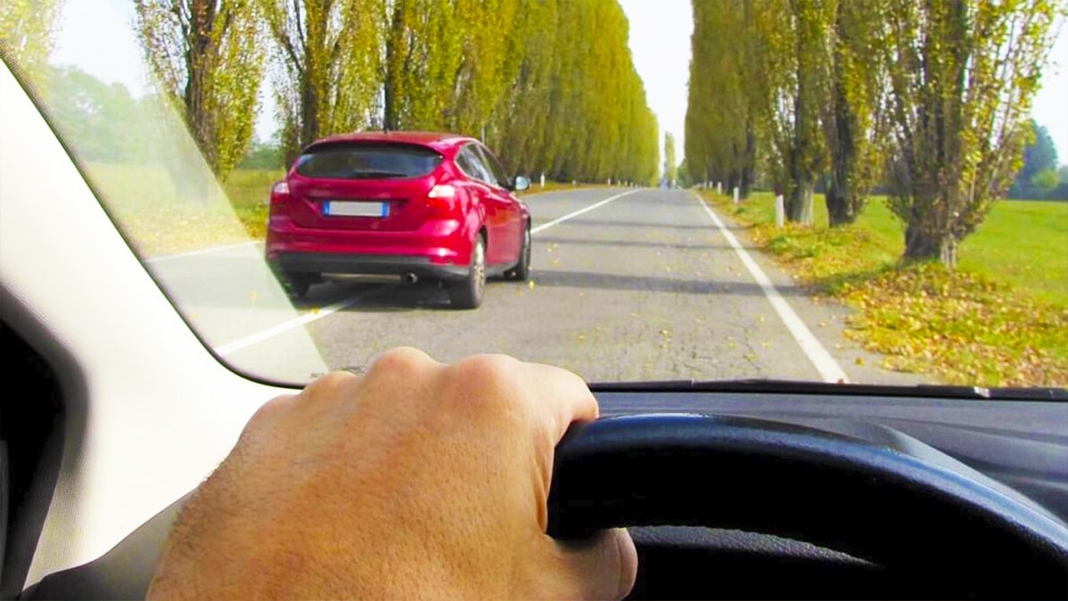 Automobilistes : ces rares cas où vous avez le droit de franchir une ligne blanche sans avoir d'amende