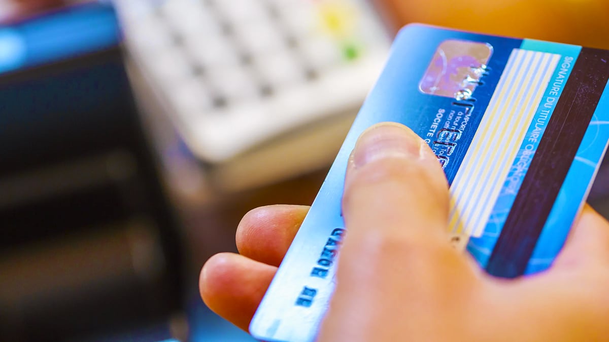 Cette nouvelle arnaque redoutable à la carte bancaire fait rage comme jamais, méfiez-vous