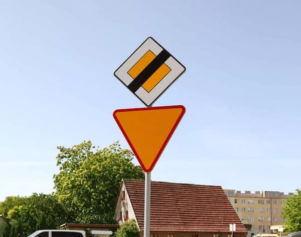 Les conducteurs ne connaissent pas la signification de ce panneau, il avertit d’un danger - Source : DR