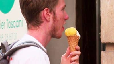 Il croque dans sa glace et sent quelque chose de dur, sa découverte est horrifiante