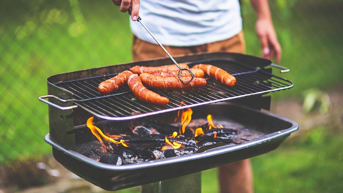 Le geste dangereux que tout le monde fait avec son barbecue à bannir pour éviter de mettre le feu