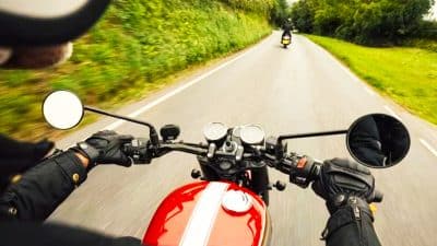Les 2 roues ne pourront sans doute plus faire ceci sur la route dès le 16 septembre