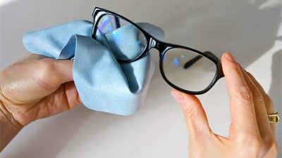 Ce secret magique d'un opticien pour redonner éclat et brillance à vos lunettes et les retrouver neuves