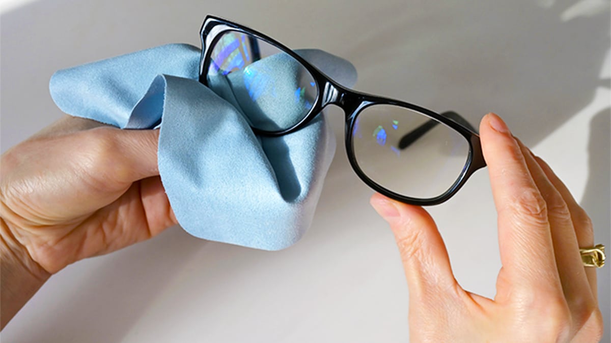 Ce secret magique d'un opticien pour redonner éclat et brillance à vos lunettes et les retrouver neuves