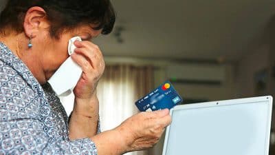 Arnaque bancaire : la ruse redoutable de ces escrocs pour piéger les personnes âgées