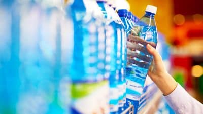 Les chercheurs avertissent ceux qui consomment de l'eau en bouteille : ils leur demandent d'arrêter rapidement selon cette étude