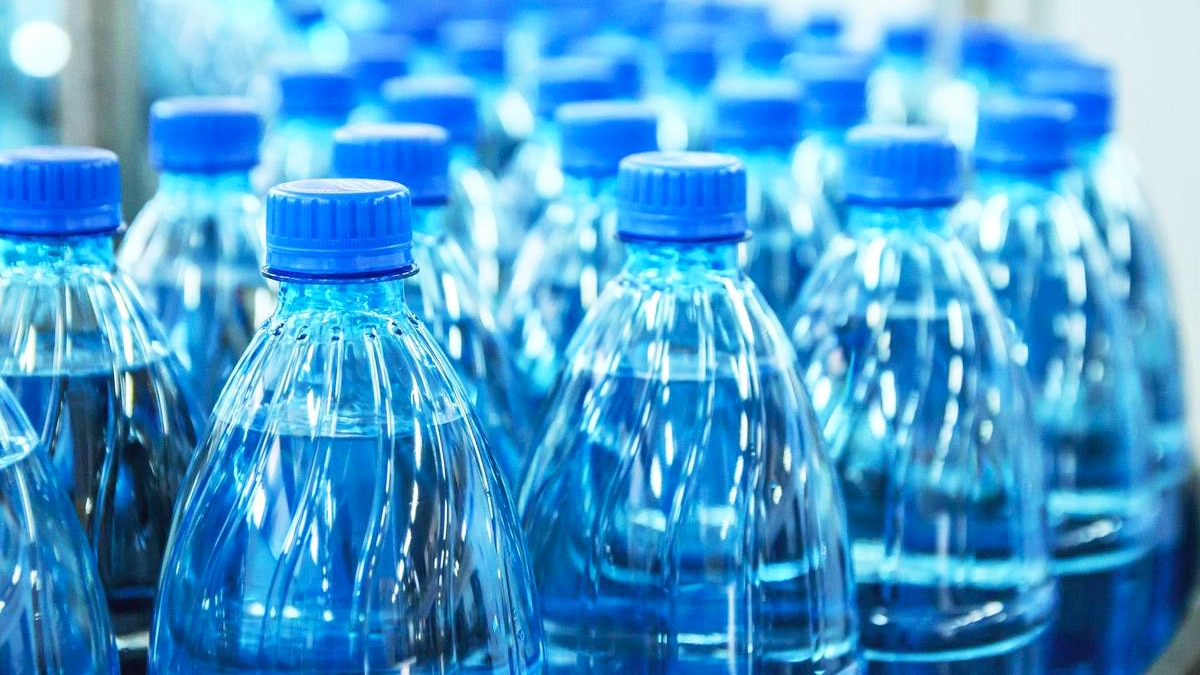 Une nouvelle étude alerte sur les microplastiques dans les eaux en bouteille en France
