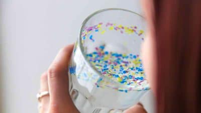Adieu les micro-plastiques : cette technique pour filtrer l'eau du robinet pour se maintenir en bonne santé