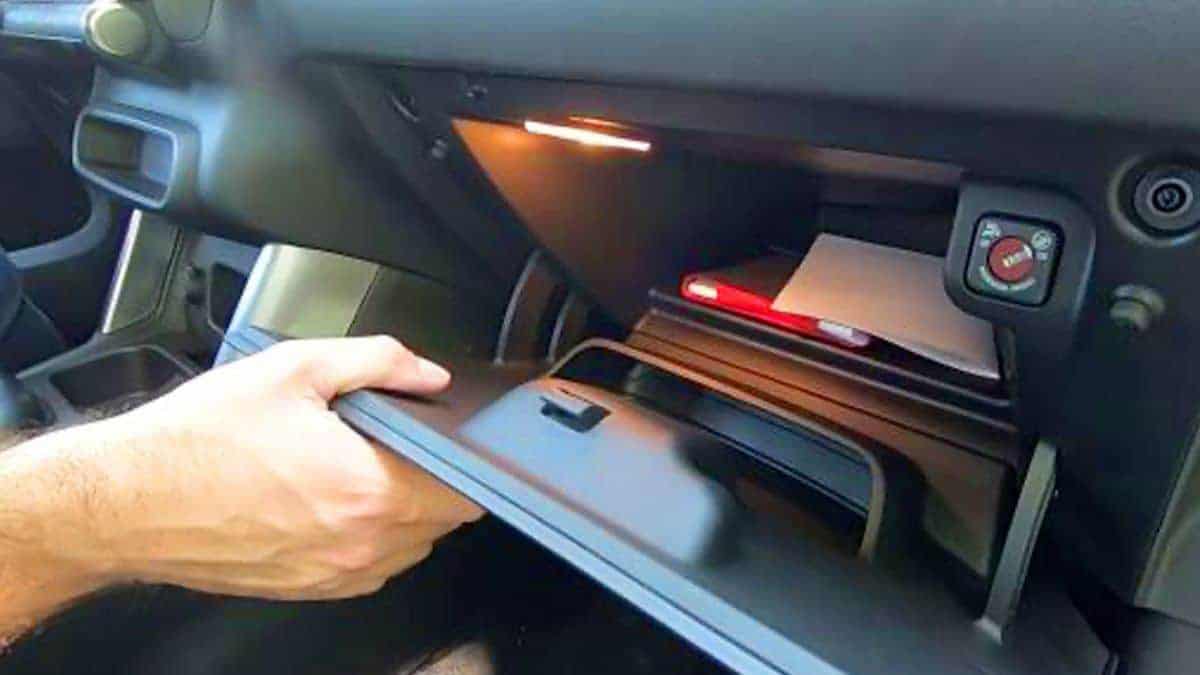 Automobilistes : laissez toujours la boîte à gants de votre voiture ouverte quand vous vous garez, les raisons