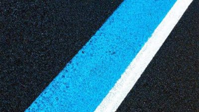 Automobilistes: une nouvelle ligne bleue débarque sur les routes, la signification à connaître absolument