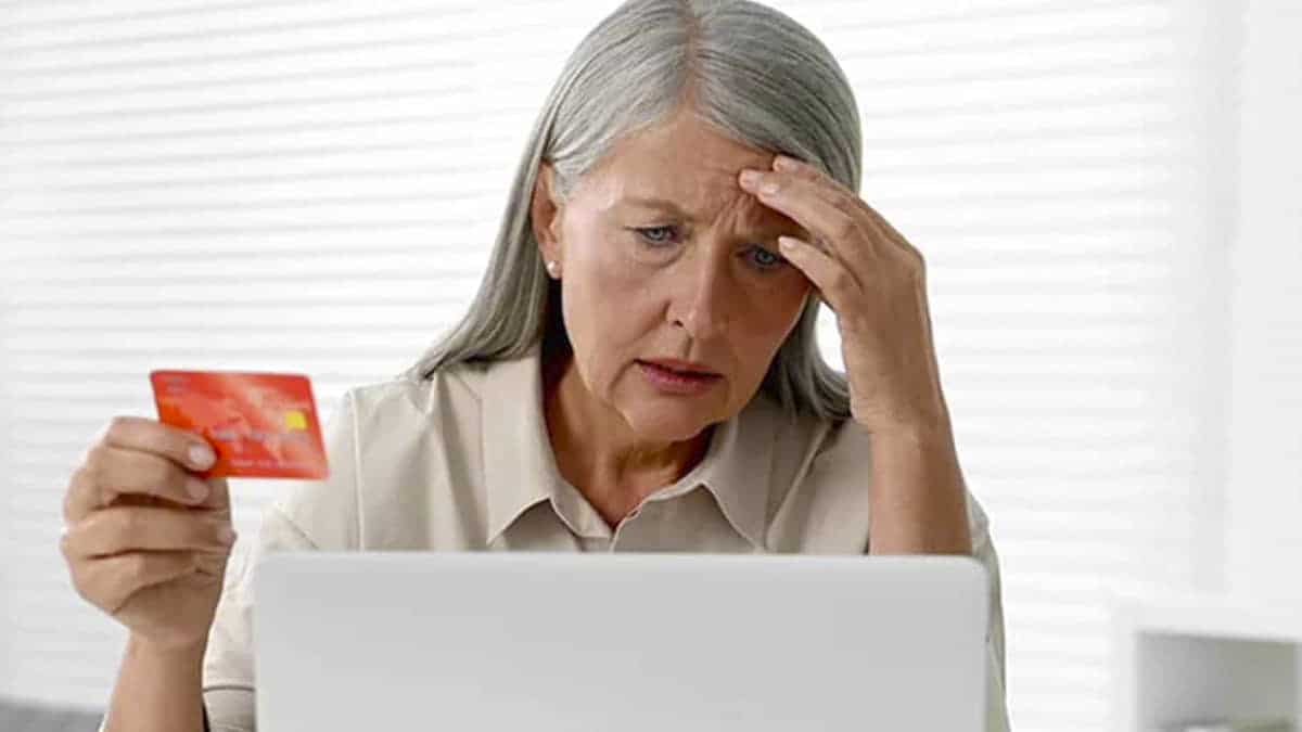 Cette arnaque dangereuse et bien rodée frappe de plein fouet les seniors : comment l’éviter