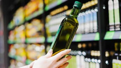 Cette huile d’olive est la N°1 pour diminuer le taux de cholestérol, selon ce médecin de famille
