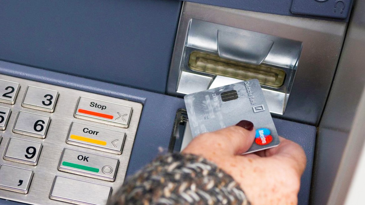 La ruse redoutable des escrocs pour voler les comptes bancaires aux distributeurs de billets