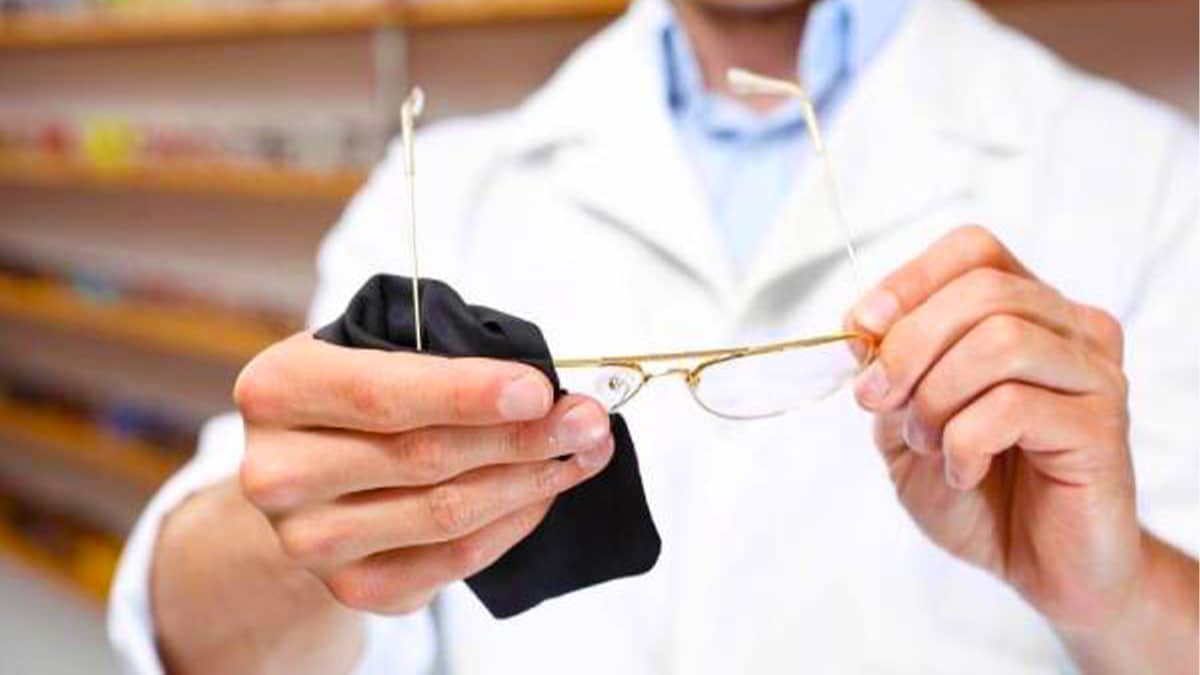 L’astuce des opticiens pour nettoyer vos lunettes comme neuves sans chiffon ni produit