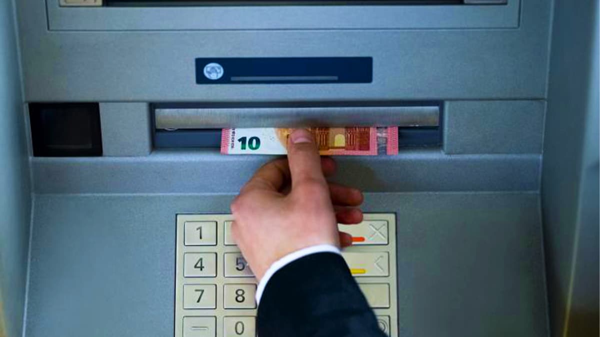 Les experts conseillent d’écrire un code PIN sur votre carte bancaire pour vous protéger des voleurs