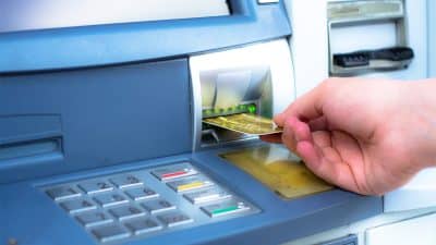 Pour éviter l'arnaque, voici le geste à faire avant d'insérer votre carte bancaire dans le distributeur de billets