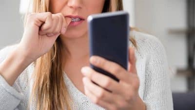 Si votre téléphone se verrouille de cette manière inattendue : cela signifie que vous êtes espionné