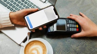 Terminé les paiements sans contact avec votre téléphone: cette décision change tout, la France va-t-elle prendre le même chemin ?