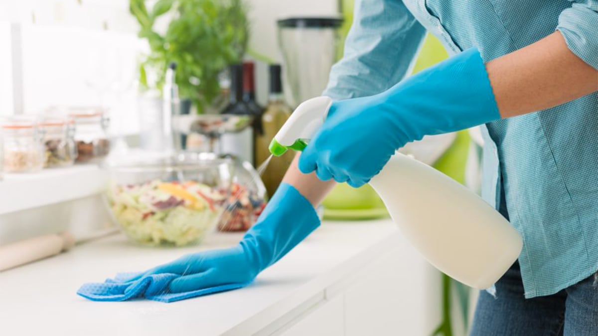 Vinaigre, bicarbonate… : les risques et dangers cachés des produits d’entretien naturels pour le ménage