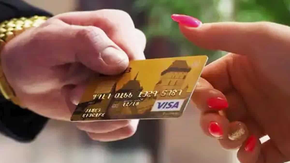 Voici comment fonctionne la nouvelle arnaque dangereuse à la carte bancaire : évitez-la à tout prix