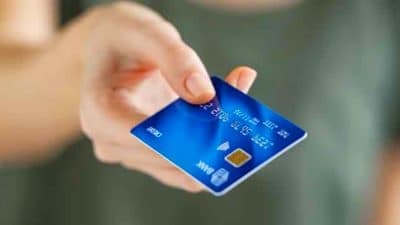 Vous devriez ajouter un autocollant sur votre carte bancaire selon des experts : l’astuce imparable