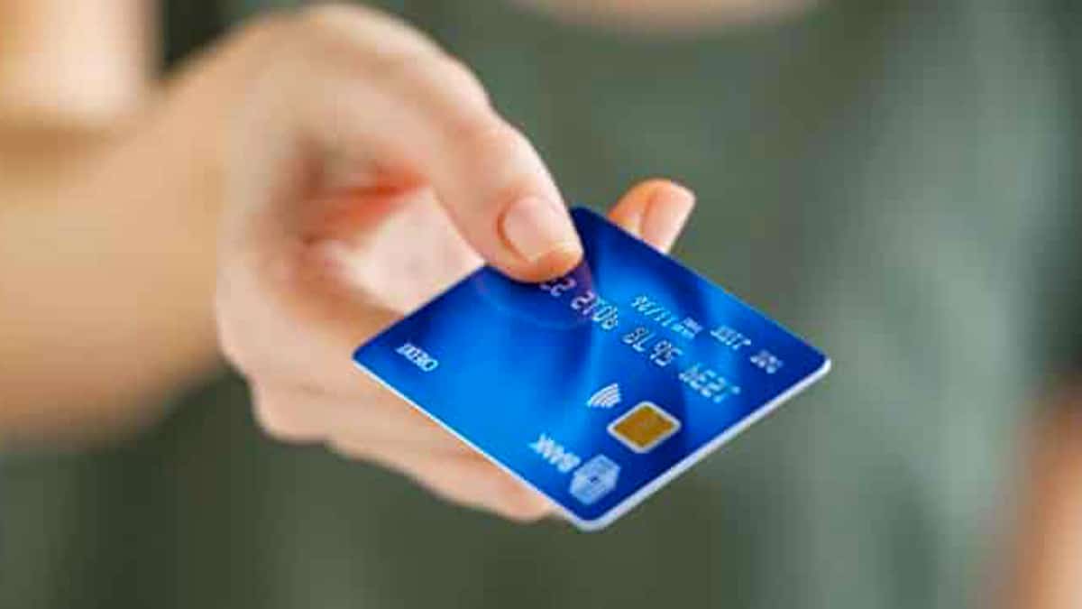 Vous devriez ajouter un autocollant sur votre carte bancaire selon des experts : l’astuce imparable