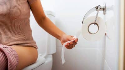 5 erreurs fatales à éviter à tout prix aux toilettes, selon les médecins