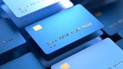 Adieu les cartes bancaires traditionnelles : le changement radical est là, les banques le confirment