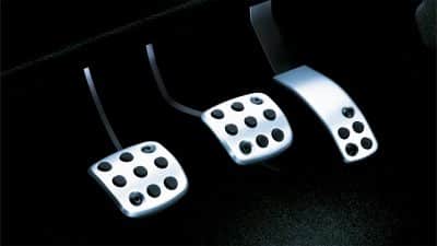 Automobilistes : l’alerte d’un mécanicien si vous faites cela avec l’embrayage de votre voiture