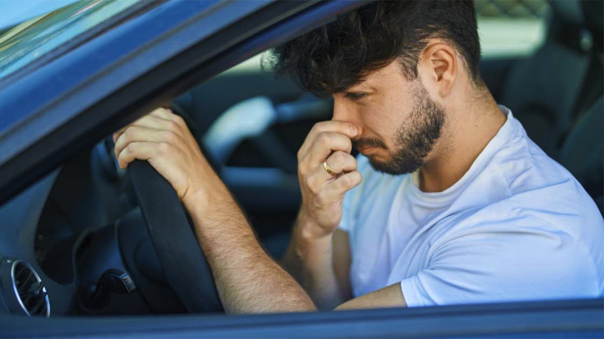 Automobilistes : si vous sentez cette odeur dans votre voiture, vous devez réagir au plus vite
