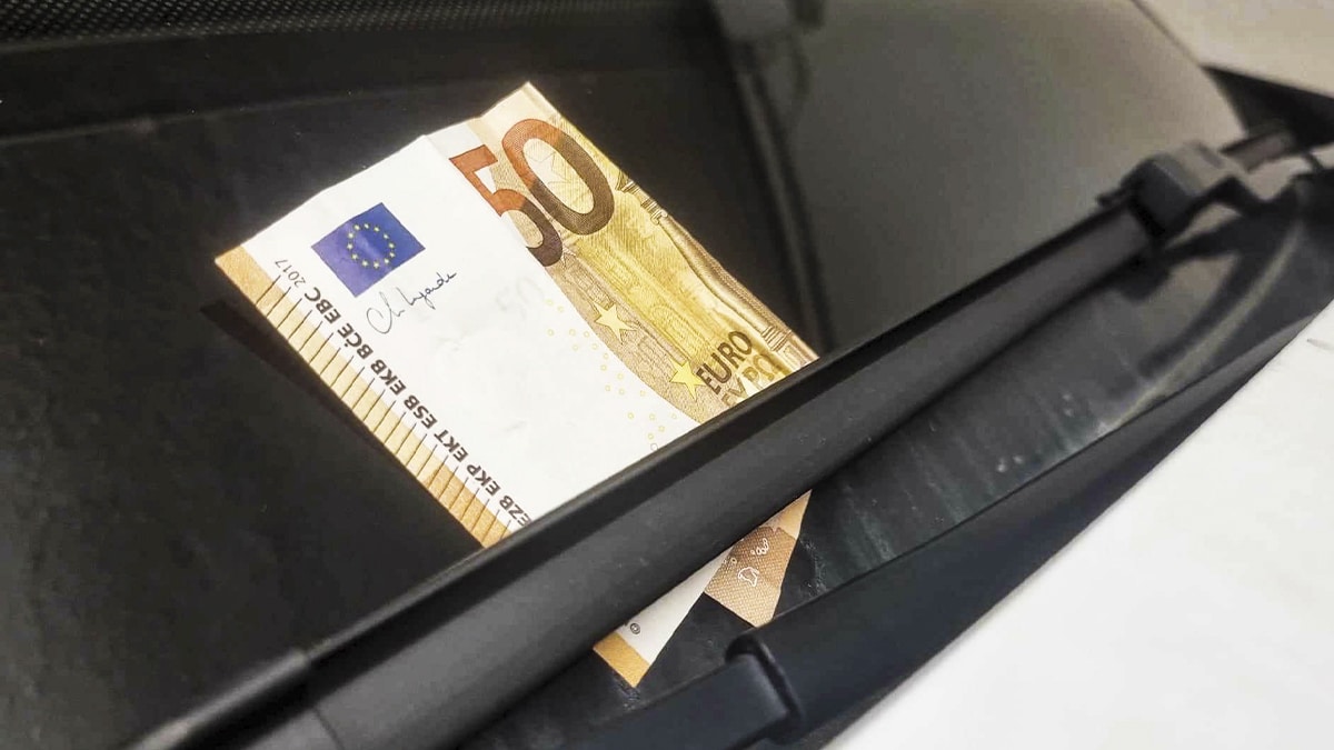 Automobilistes : si vous trouvez 50 € sur votre pare-brise, ne l’enlevez surtout pas, voici pourquoi
