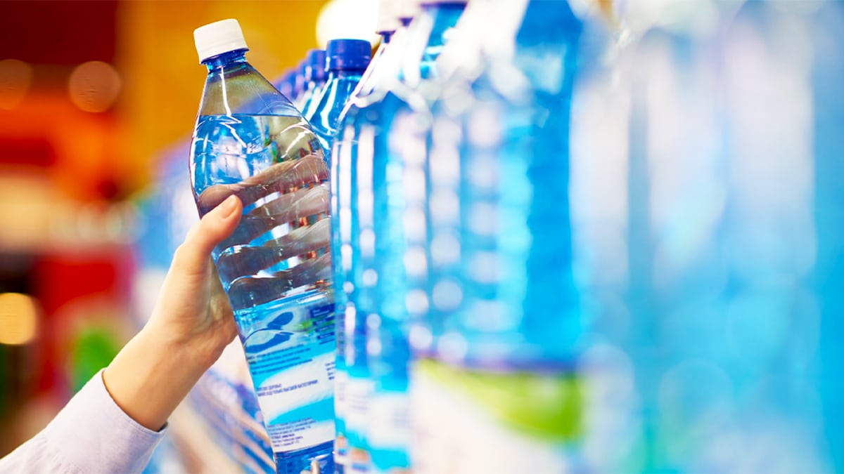 Ce type d’eau en bouteille est un poison pour les reins, évitez-les à tout prix: celles à privilégier