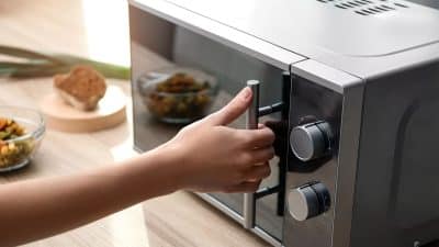 Cette erreur fréquente avec votre micro-ondes est dangereuse pour votre santé, faites attention