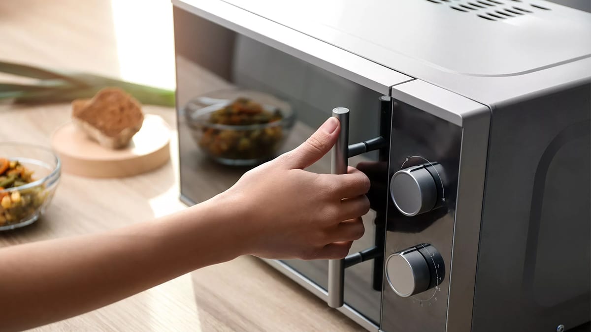 Cette erreur fréquente avec votre micro-ondes est dangereuse pour votre santé, faites attention