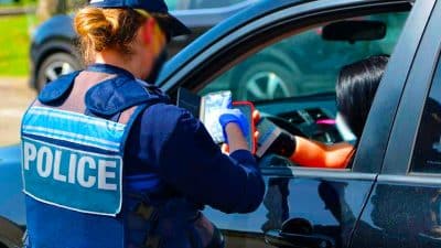 Cette mauvaise habitude que beaucoup ont chaque jour peut coûter 135 € d’amende sans le savoir