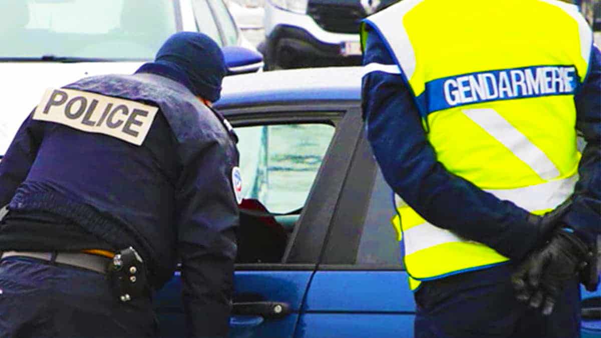 De nombreux conducteurs oublient cette règle : même à l’arrêt c’est interdit, l’amende est salée