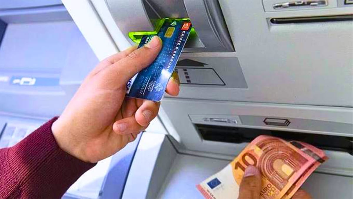 Distributeurs de billets : ces signes d’arnaque doivent vous alarmer avant de mettre votre CB