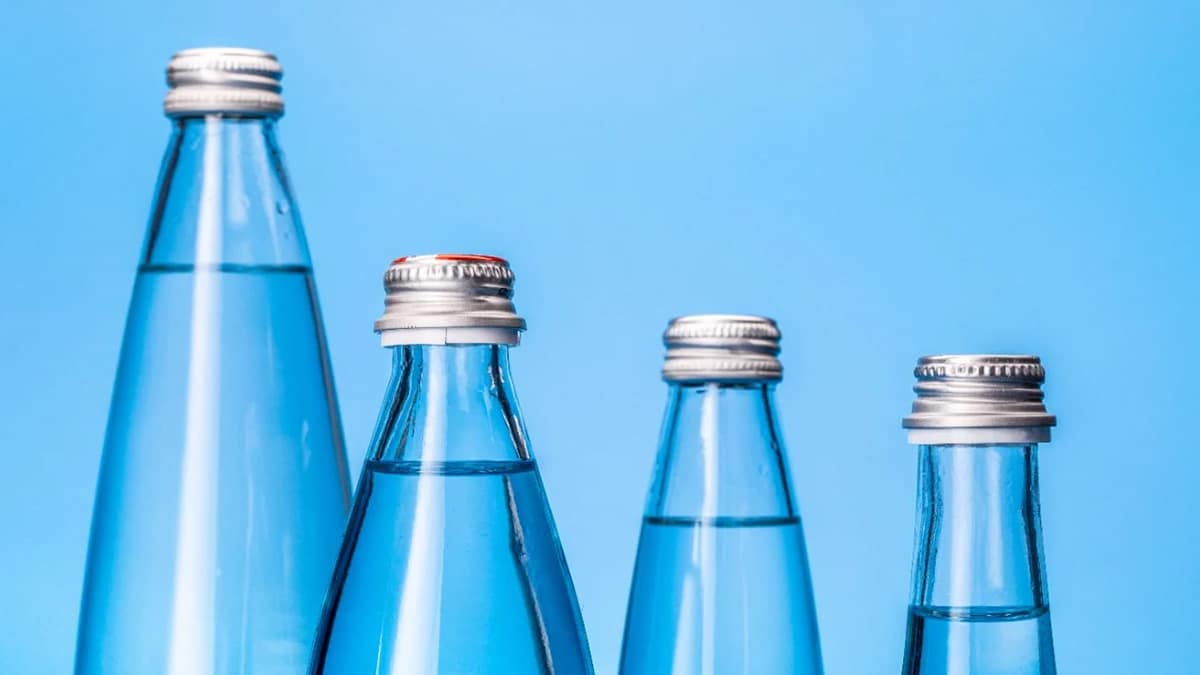 Il est démontré que l’eau de ces bouteilles contient des microplastiques et de l’aluminium